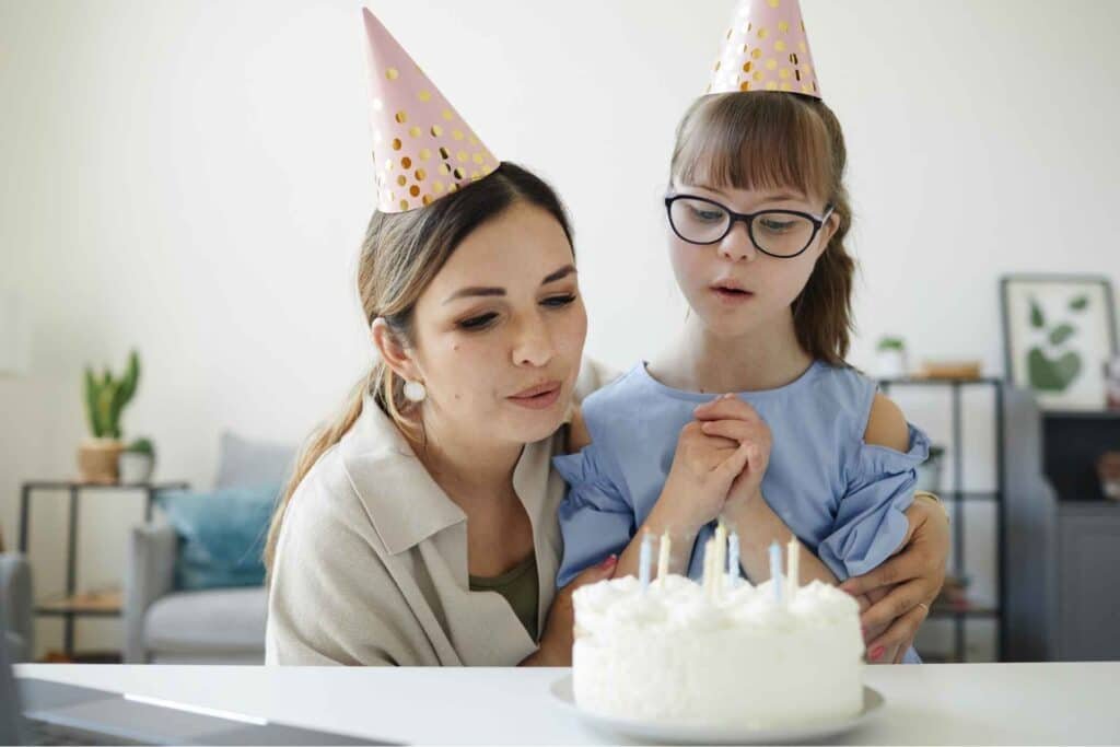maman et enfant soufflant les bougies d’un gâteau pour un anniversaire avec une musique personnalisée