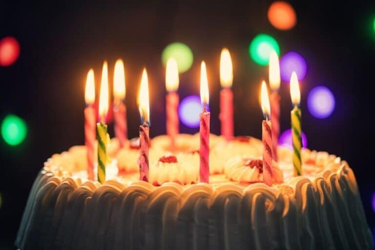 gâteau d’anniversaire avec bougies – idée cadeau musique personnalisée anniversaire