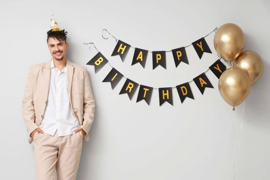 homme célébrant son anniversaire avec décoration happy birthday idée de musique personnalisée