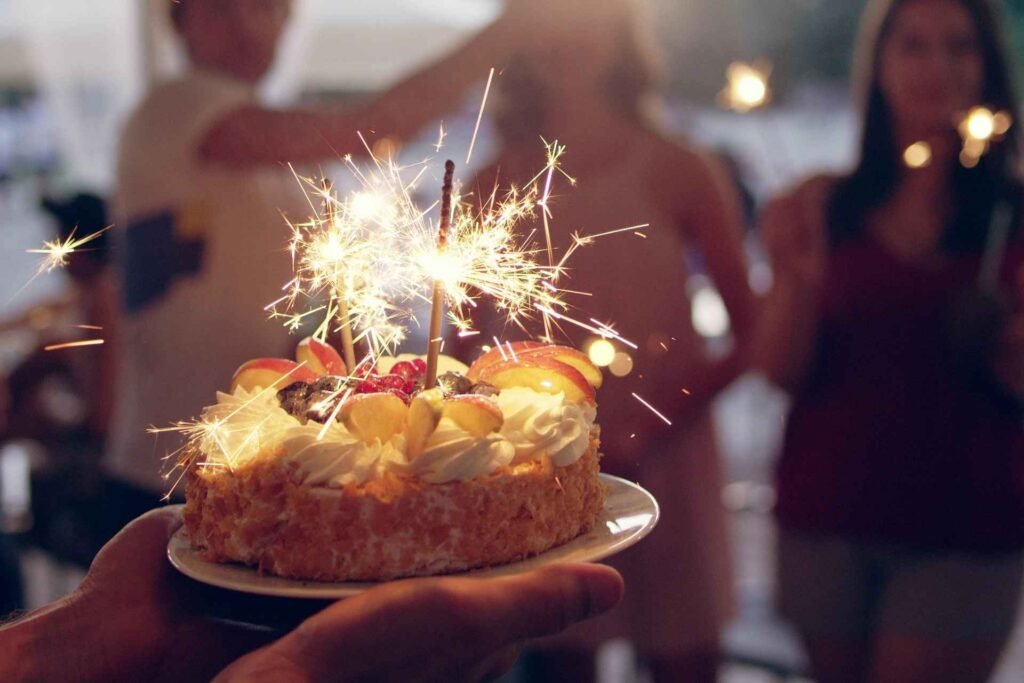 gâteau anniversaire surprise avec musique personnalisée