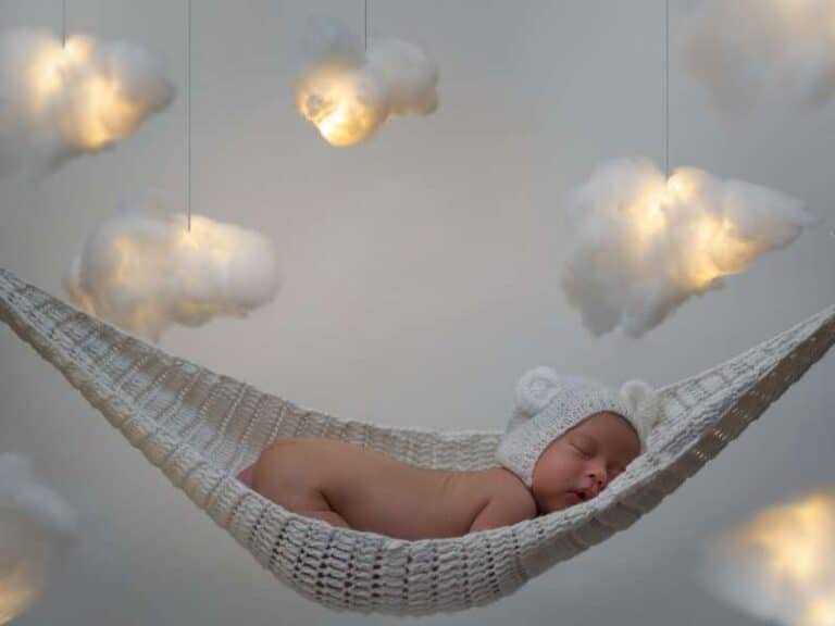 bébé endormi dans un hamac illustrant l’effet apaisant des berceuses