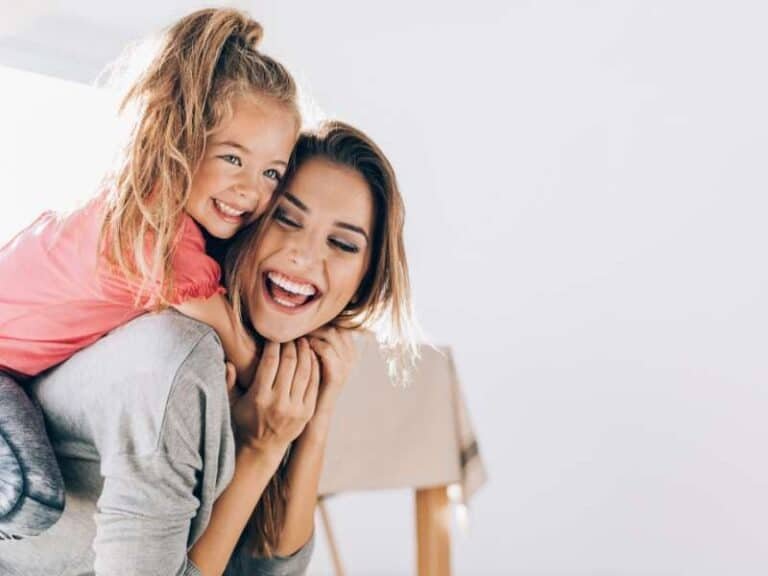Pour la fête des mères, miser sur l’émotion avec un cadeau qui touche le cœur et crée des souvenirs précieux entre une mère et son enfant.