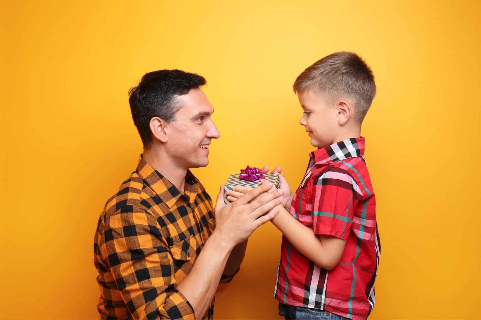 enfant offrant un cadeau à son père pour la fête des pères