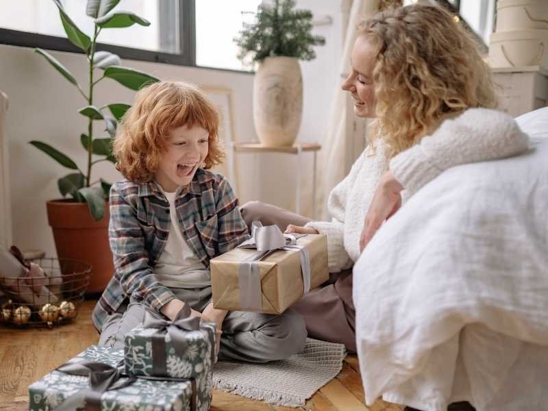 cadeau maman simple enfant heureux offrir cadeau moment famille émotion