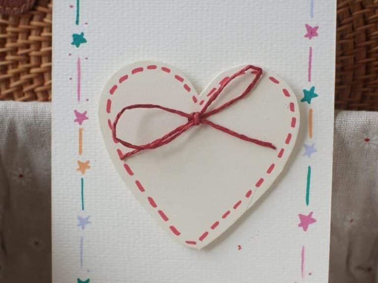 Idée de cadeau personnalisé pour la fête des mères : un cœur fait main symbolisant amour et émotion, parfait pour créer un souvenir unique.