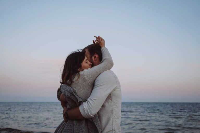 couple amoureux enlacé au coucher de soleil illustrant un cadeau romantique