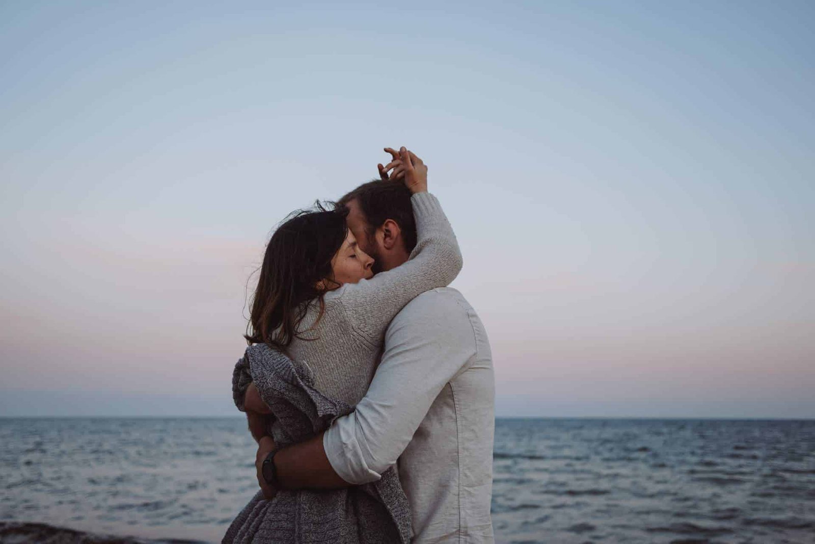 couple amoureux enlacé au coucher de soleil illustrant un cadeau romantique