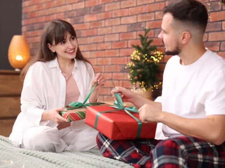 couple échangeant un cadeau illustrant une attention émotionnelle