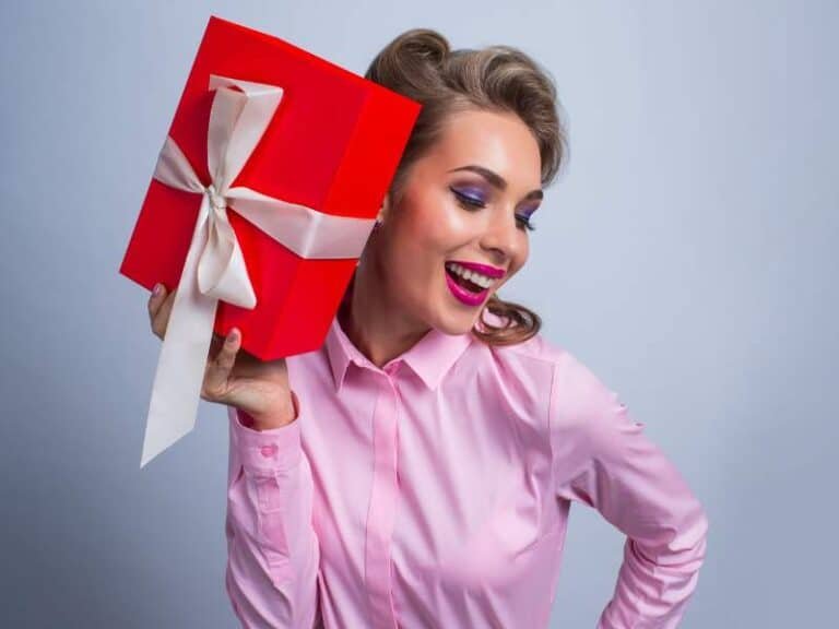 femme heureuse recevant un cadeau simple illustrant une émotion