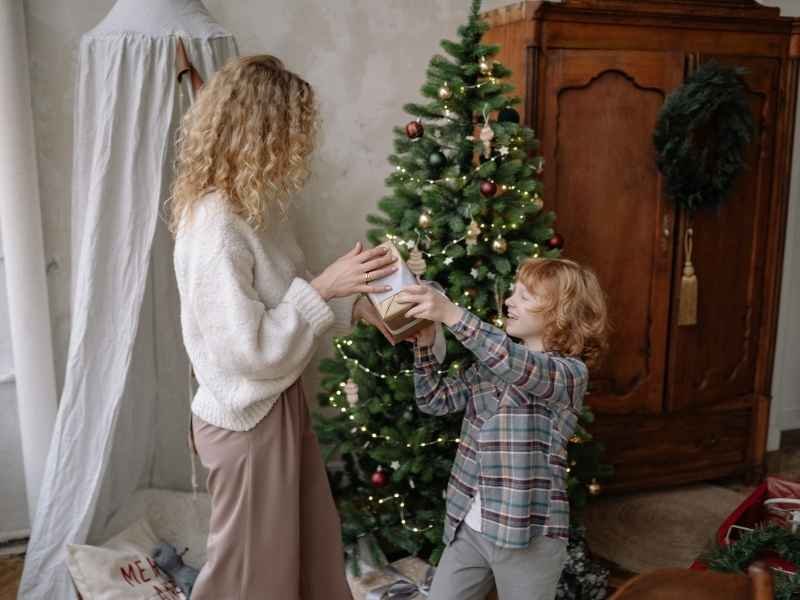 enfant offrant un cadeau unique à sa maman musique personnalisée fête des mères