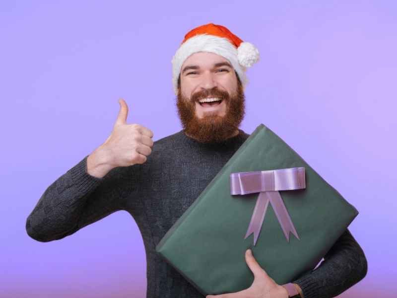 homme heureux recevant un cadeau musique personnalisée papa idée cadeau unique