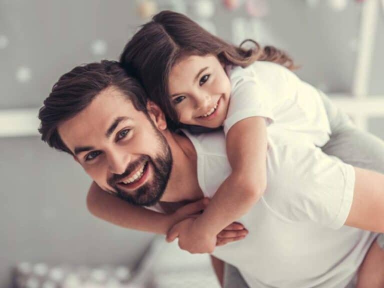 père et enfant complices illustrant un lien émotionnel fort