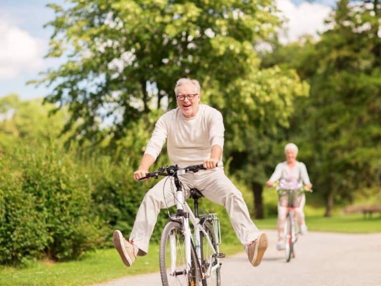 père heureux faisant du vélo illustrant une émotion positive