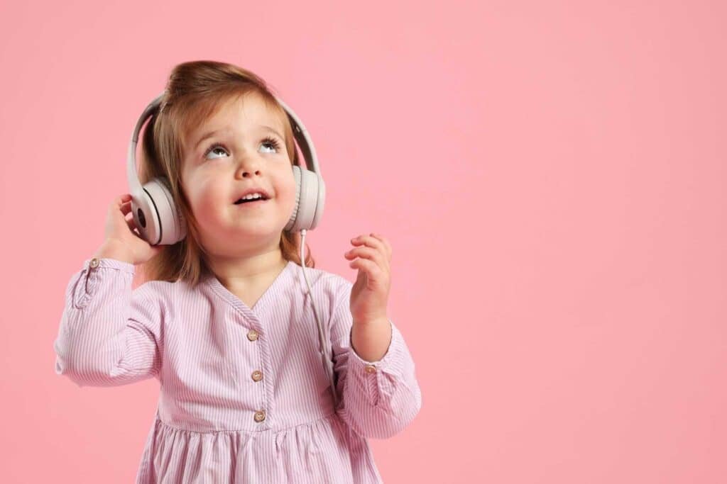 enfant heureux écoutant une musique personnalisée avec un casque