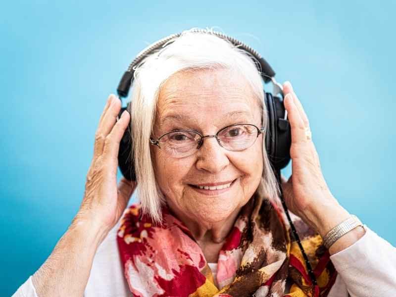 maman heureuse écoutant une musique personnalisée au casque fête des mères