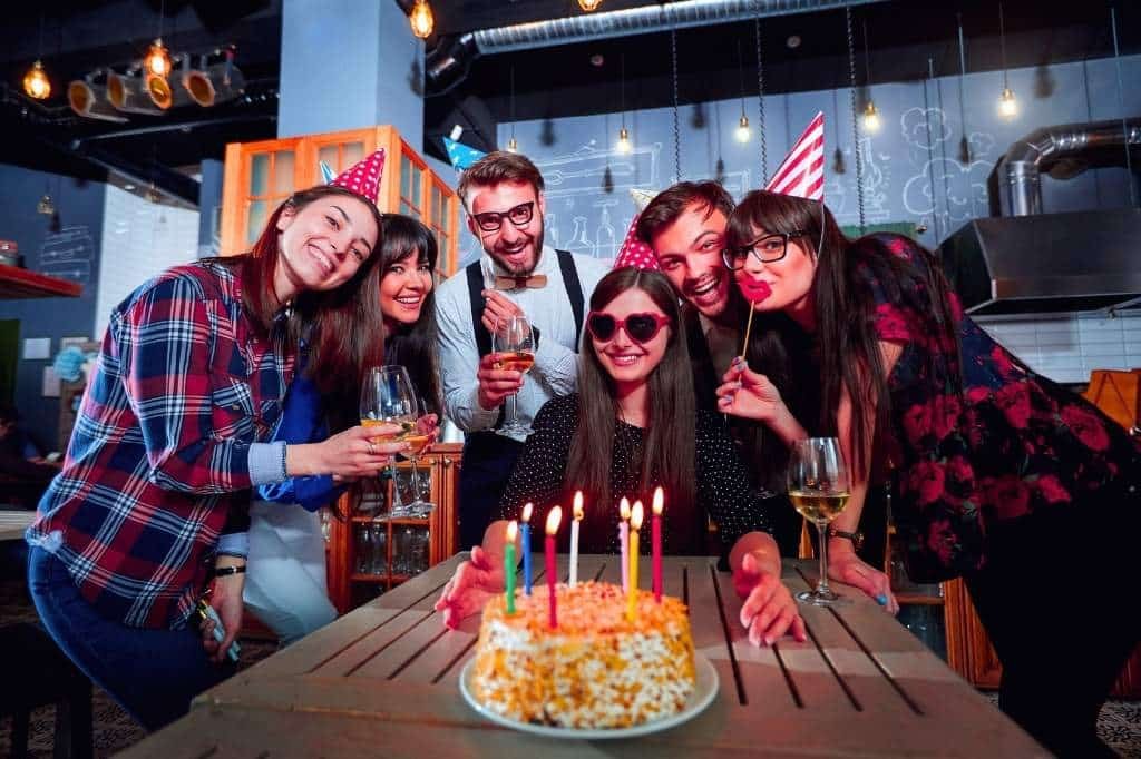 anniversaire avec amis autour d’un gâteau – idée cadeau musique personnalisée