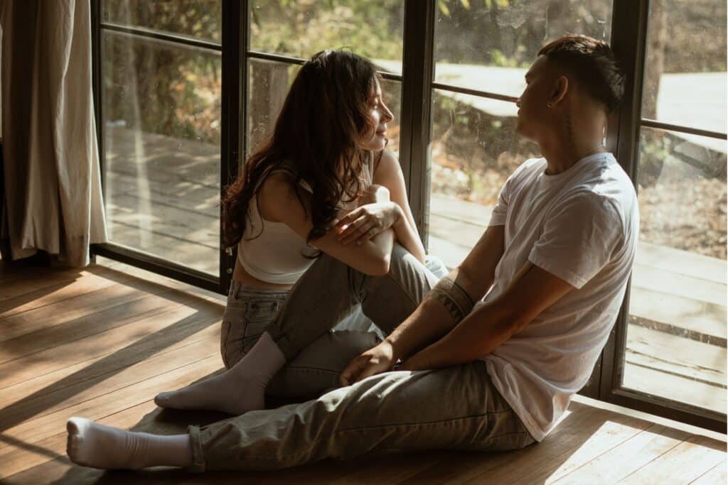 Couple amoureux partageant un moment complice. Une musique personnalisée pour couple permet de transformer votre histoire d’amour en une chanson unique et émouvante.
