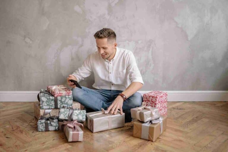 homme recevant un cadeau fête des pères musique personnalisée papa