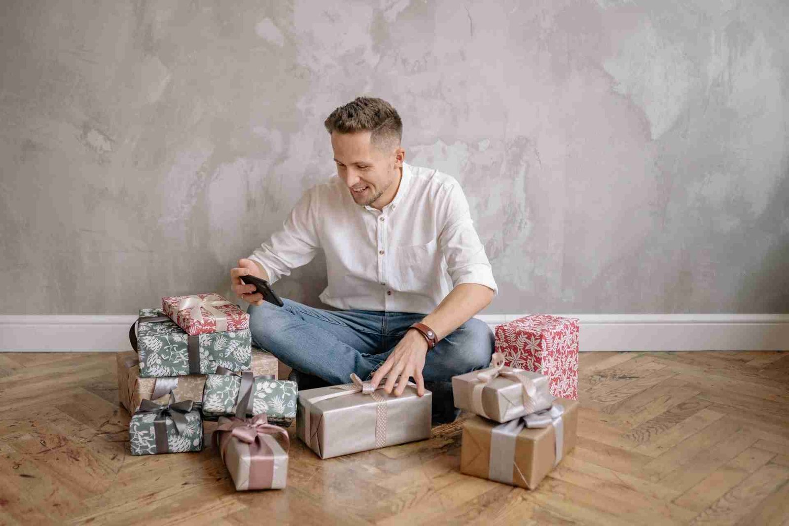 homme recevant un cadeau fête des pères musique personnalisée papa