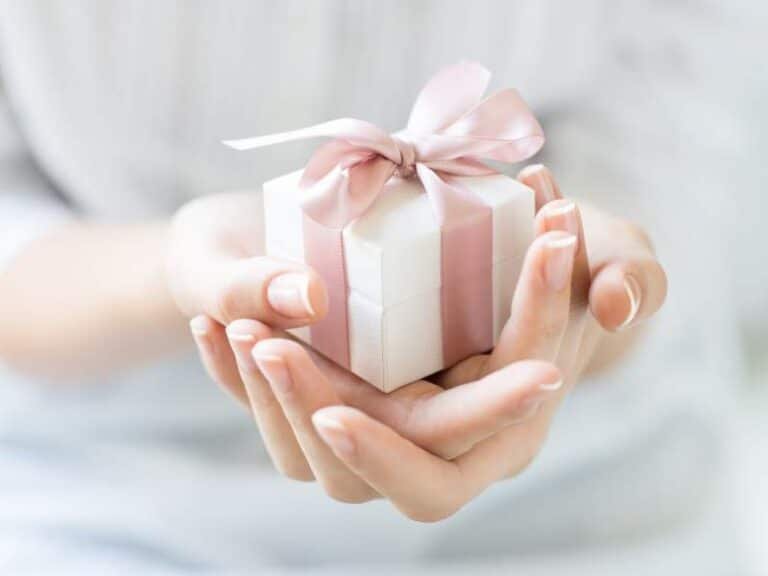 cadeau offert avec les mains illustrant une attention sincère