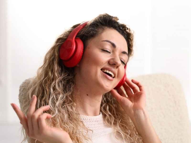maman écoutant une musique personnalisée casque émotion fête des mères