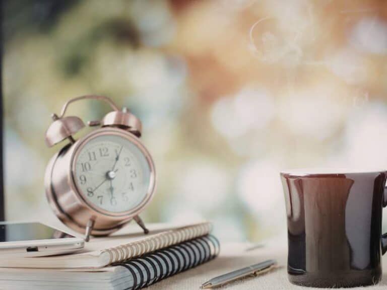 réveil matin avec café illustrant une routine quotidienne