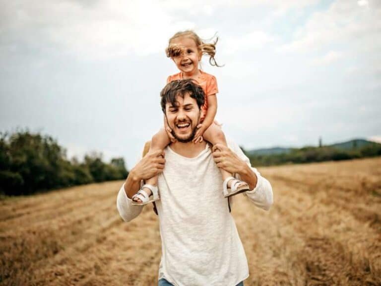 pere avec enfant moment complicite message touchant relation pere enfant emotion