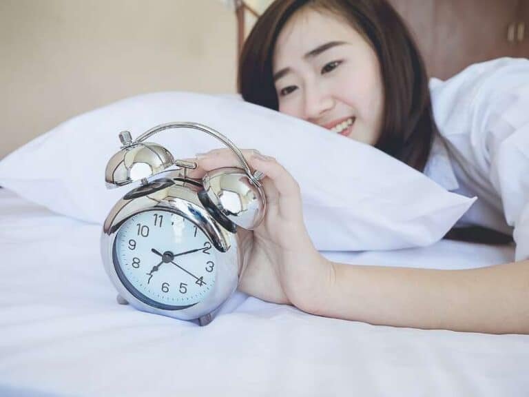reveil doux matin musique personnalisee femme sourire alarme reveil agreable
