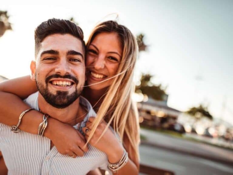 couple heureux souriant illustrant un cadeau romantique réussi