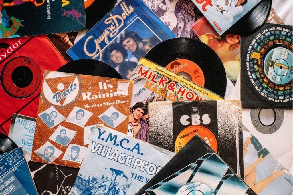 différents styles de musique sur disques vinyles pop rap latino
