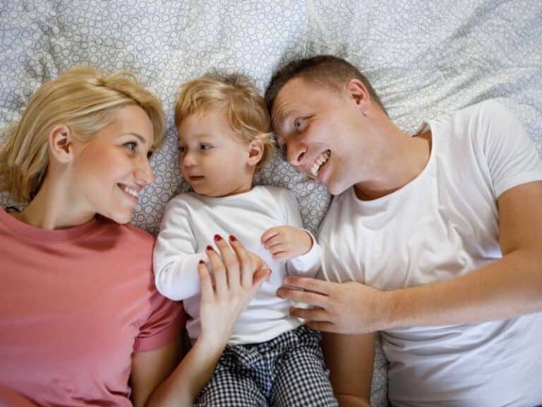 parents avec bébé illustrant l’importance de la voix pour apaiser un enfant