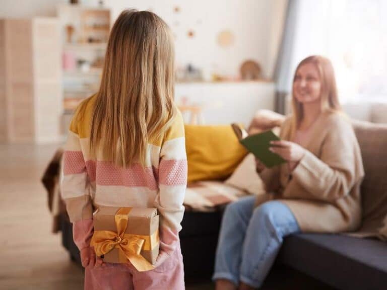 enfant offrant un cadeau à sa maman avec émotion