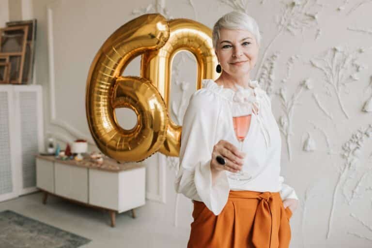 femme de 60 ans souriante célébrant son anniversaire