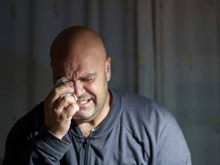 homme ému en train de pleurer