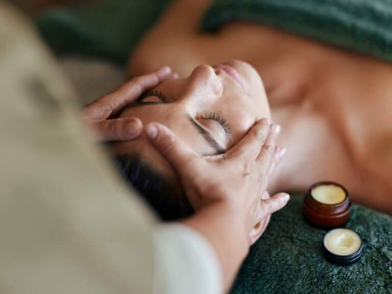 femme recevant un massage relaxant en spa
