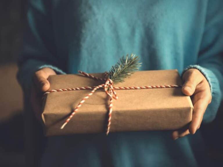 cadeau emballé dans les mains pour papa