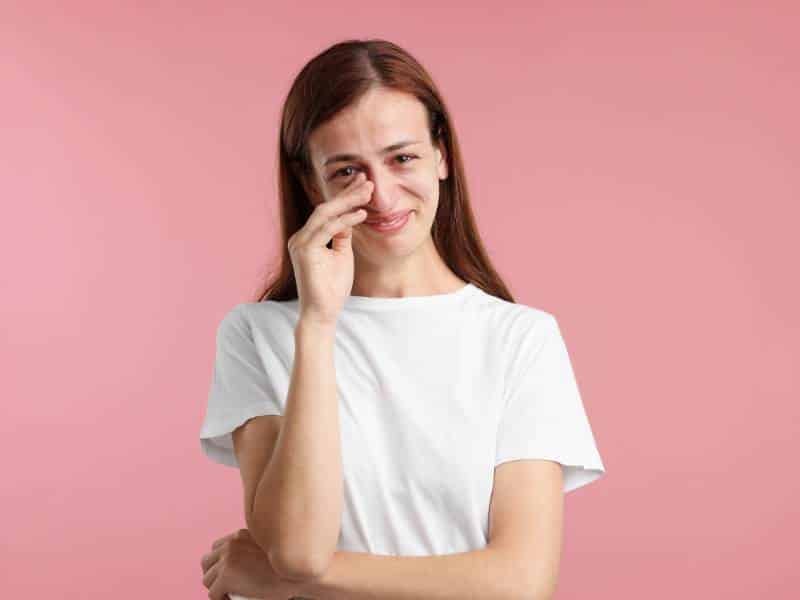 femme émue larme sourire