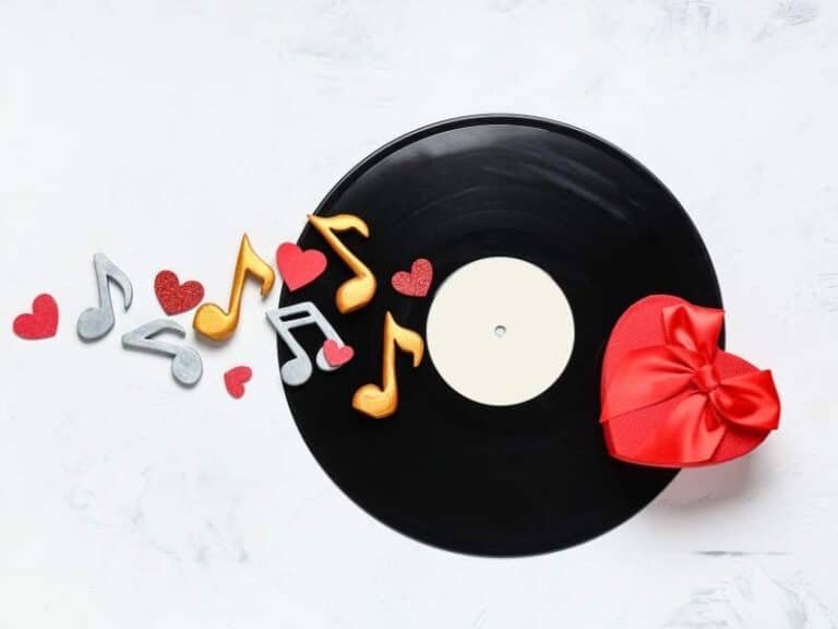 disque vinyle avec notes de musique et cœur cadeau