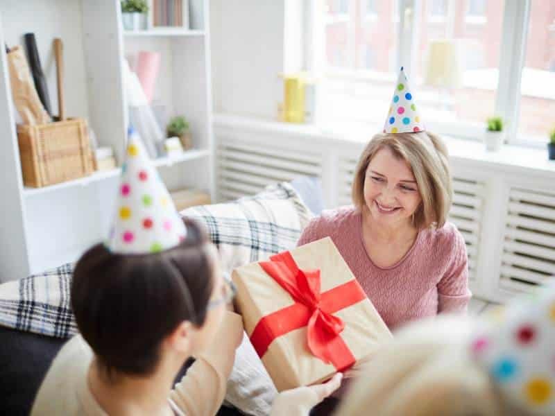 maman recevant cadeau enfant
