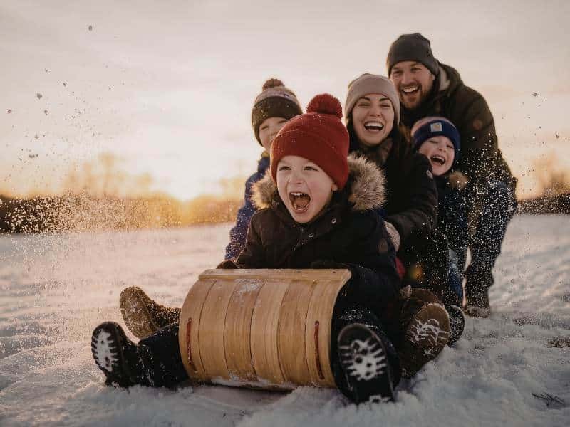 famille enfants maman moment heureux neige